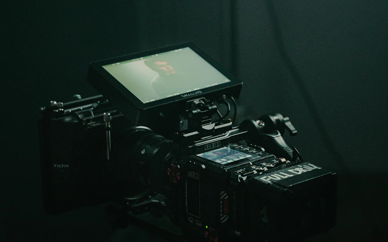 Filmkamera med monitor i ett mörkt rum