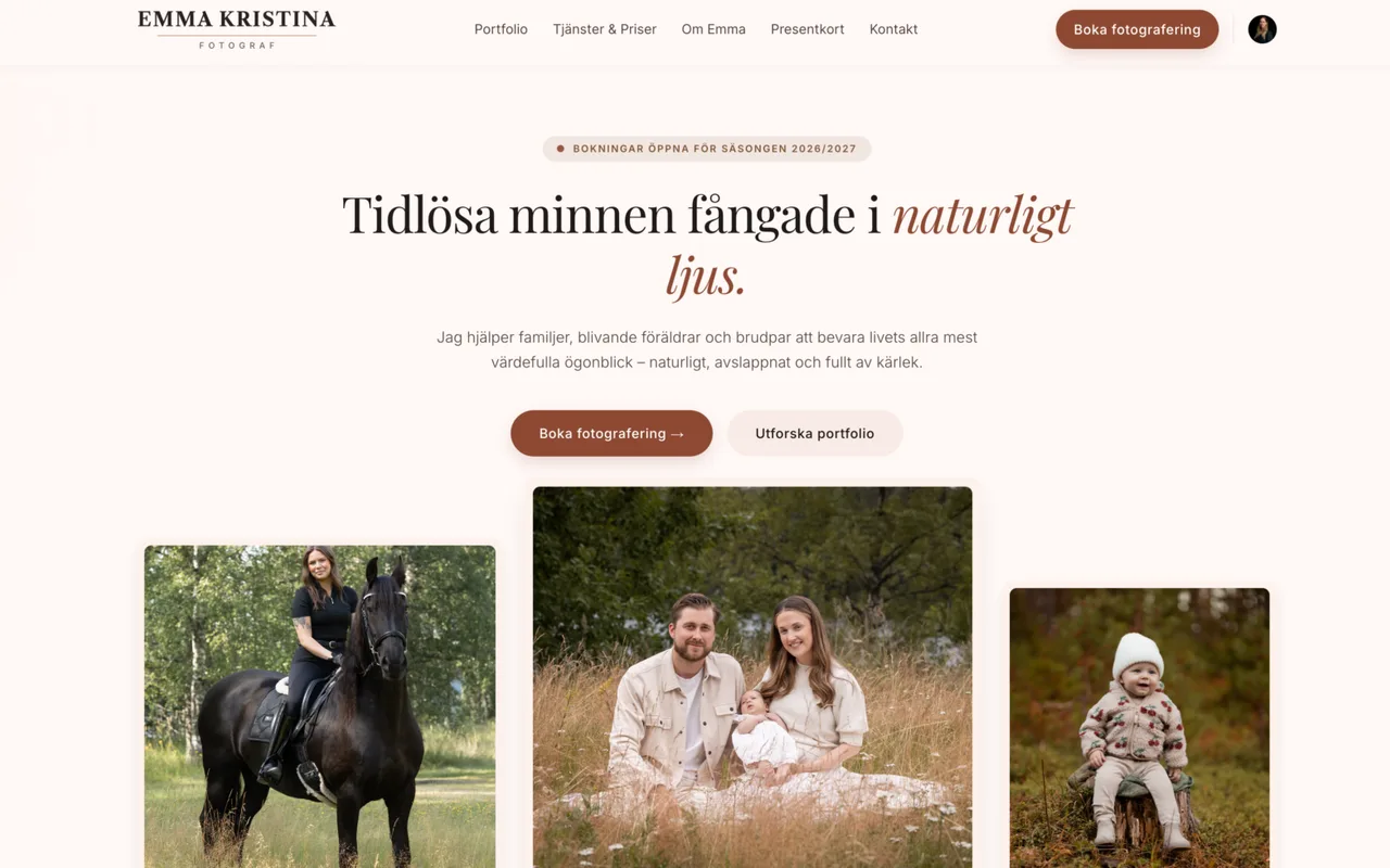 Startsidan för Emma Kristina Fotograf, med rubriken ”Tidlösa minnen fångade i naturligt ljus” och tre porträttbilder
